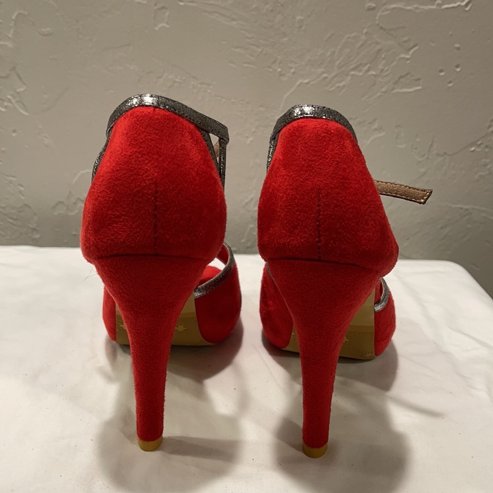 Women’s Heels - Picture 3 of 4
